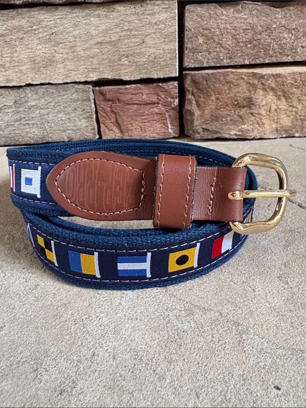 Cloth mens sz 44 belt with flags and brass buckle